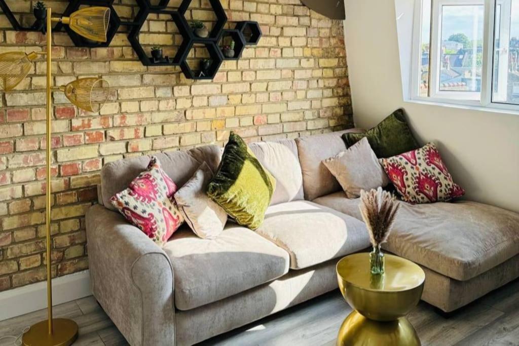 Stylish Two-Story London Retreat Apartment Exterior photo