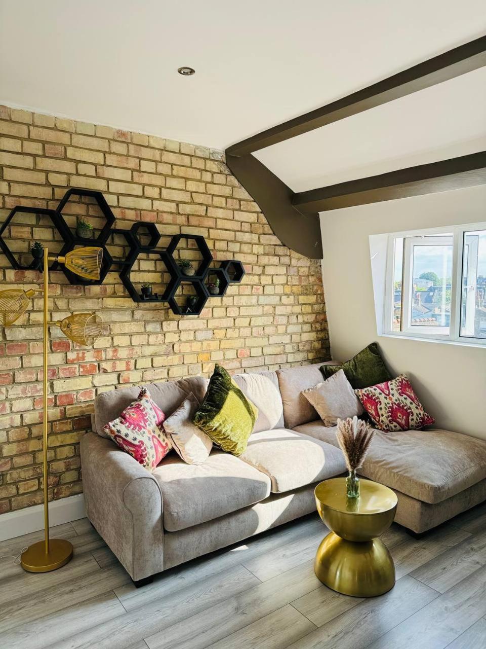 Stylish Two-Story London Retreat Apartment Exterior photo